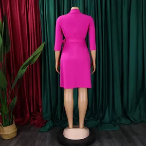 Vue arrière d'une robe rose fuchsia grande taille avec ceinture à nouer et plis.