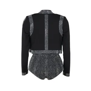Dettaglio di un set a due pezzi nero con strass argentati su giacca e body elegante