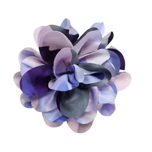 Dettaglio di un fiore in tessuto marmorizzato viola e grigio per eleganti abiti estivi.