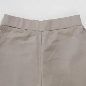 Detailansicht des elastischen Gummibunds an einer beigen Business-Freizeithose für Damen