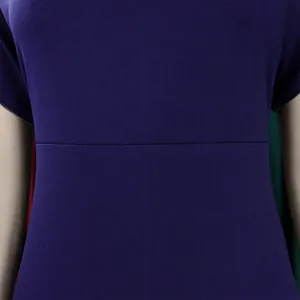 Dettaglio macro del tessuto viola testurizzato e cucitura in vita di un vestito