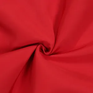 Detailansicht des kräftig roten Blazer-Stoffs mit glatter Textur und schönem Fall.