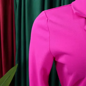 Détail en gros plan d'une robe fuchsia grande taille montrant les coutures de l'épaule