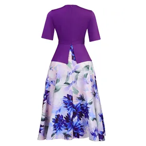Vista posteriore dettagliata di un elegante abito peplo viola con gonna midi a fiori blu