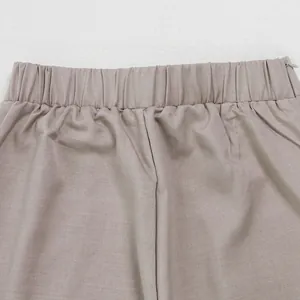 Nahaufnahme des elastischen Bunds und des Seitenreißverschlusses dieser Taupe-Hose