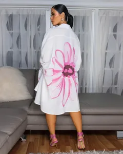 Achteraanzicht van elegant wit oversized overhemd met een grote roze bloemenprint