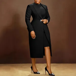 Elegantes schwarzes Set aus langem Blazer mit Revers und passendem Kleid für Damen