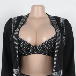 Primo piano di un set sexy nero in tre pezzi con eleganti strass e cristalli luminosi