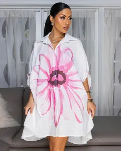 Stijlvol wit overhemd met grote roze bloemenprint en een trendy high-low zoomontwerp