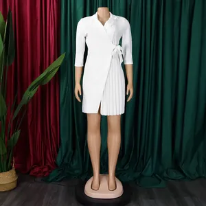 Vue détaillée d'une robe portefeuille blanche grande taille avec col blazer plissé