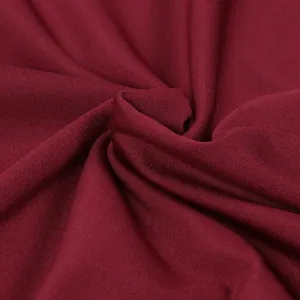 Dichtbij macro-opname van dieprode geribbelde gebreide stoftextuur voor elegante stretchjurk