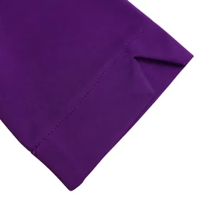 Dettaglio della manica di un abito viola che mostra tessuto di qualità e orlo con spacco.