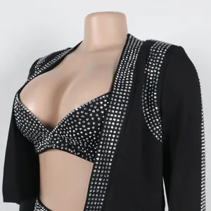 Vista dettagliata dell'elegante completo nero tre pezzi con scintillanti strass argentati