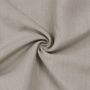 Detaillierte Makroansicht der grauen Twill-Stoffstruktur für hochwertige Pendler-Freizeithosen