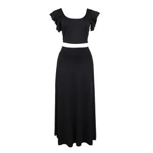 Elegant zwart tweedelig setje met crop top met ruchesmouwen en lange maxi-rok.