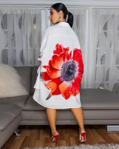 Achteraanzicht van een elegant lang wit overhemd met een opvallende grote rode bloemenprint erop
