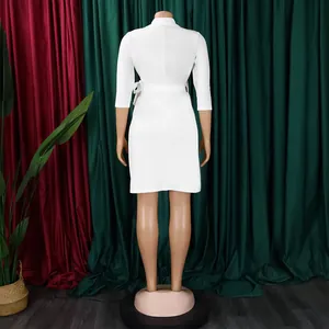 Vue arrière d'une robe blanche élégante avec ceinture de taille sur un mannequin de mode