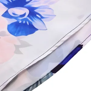 Vista macro che mostra le cuciture di alta qualità e la stampa floreale del vestito