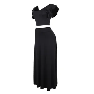 Elegante zwarte tweedelige set met crop top met ruchesmouwen en een lange maxi rok.