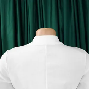 Vue arrière détaillée d'une robe de mode blanche avec col tailleur sur un mannequin