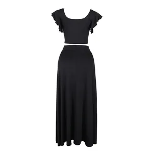 Achteraanzicht van een zwarte tweedelige set met ruches crop top en lange rok.