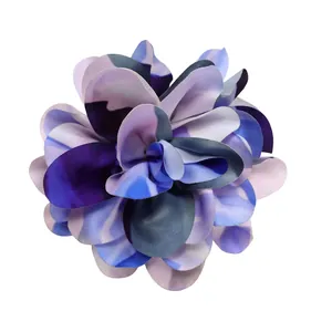 Dettaglio ravvicinato di un fiore in tessuto 3D con stampa tie-dye viola decorativo