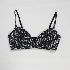 Vista dettagliata di un elegante bralette nero con strass argentati scintillanti