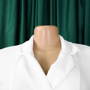 Gros plan détaillé du col châle blanc et du décolleté en V de cette robe élégante
