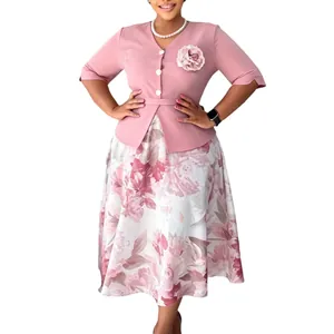 Dettaglio di un elegante abito africano rosa con stampa floreale ed effetto finti due pezzi
