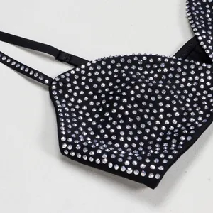 Vista dettagliata di un top bikini nero con brillanti strass argentati sulle spalline