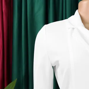 Gros plan détaillé d'une robe blanche à col blazer montrant la texture du tissu de qualité