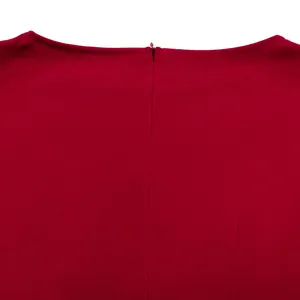 Primo piano dettagliato di un vestito rosso a girocollo con cerniera invisibile.