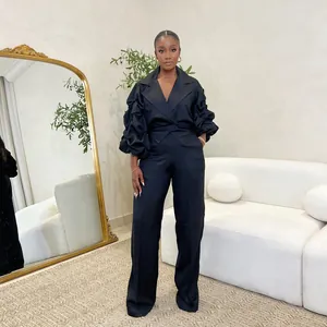 Elegantes schwarzes zweiteiliges Damen-Set mit Rüschenärmel-Blazer und weiter Hose