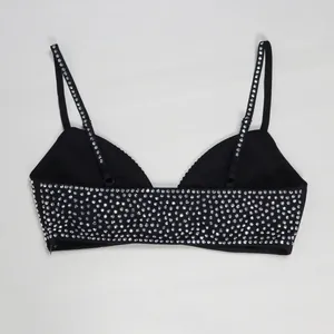 Dettaglio di un'elegante bralette nera con spalline decorate con strass scintillanti