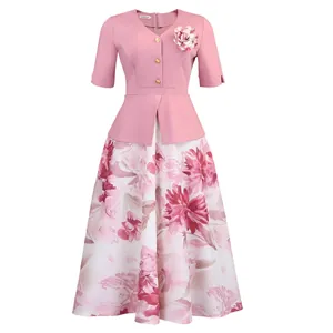Elegante abito peplo rosa a fiori con mezze maniche e spilla a fiore decorativa