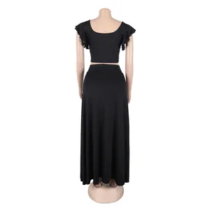 Achteraanzicht van een zwarte tweedelige set met crop top met ruches en lange rok