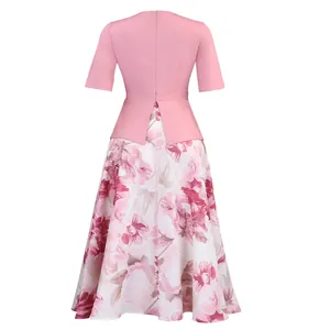 Vista posteriore dettagliata di vestito patchwork floreale rosa con vita peplum