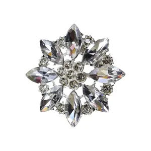 Dettaglio di una scintillante spilla a fiore in strass con cristalli trasparenti taglio marquise