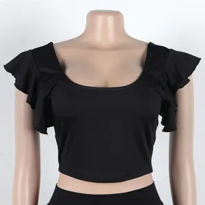 Close-up van de zwarte stretch crop top met elegante ruche mouwen uit een setje