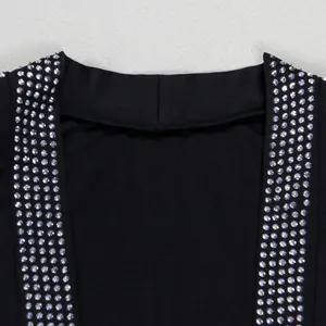 Primo piano dei dettagli in strass scintillanti su un elegante top nero da donna