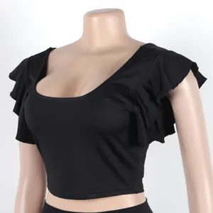 Close-up van elegante zwarte crop top met gelaagde ruchesmouwen en een U-halslijn