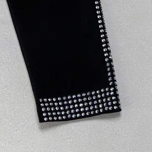 Dettaglio degli strass argentati scintillanti sui bordi di un elegante tessuto nero