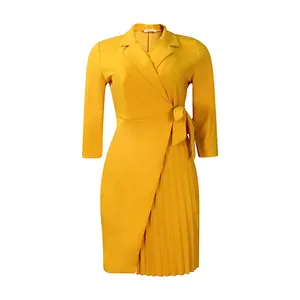 Gros plan sur une robe portefeuille jaune moutarde avec col tailleur et jupe plissée