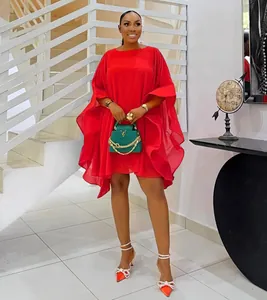 Elegante vestido de gasa rojo con estilo de capa holgada, vista completa de cuerpo entero.