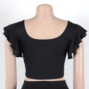 Gedetailleerd achteraanzicht van een zwarte crop-top met stijlvolle ruffelmouwen