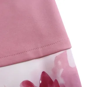 Dettaglio ravvicinato della trama del tessuto rosa e della stampa floreale dell'abito