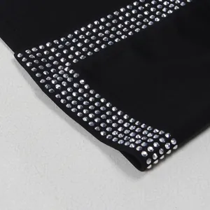 Dettaglio ravvicinato di eleganti decorazioni in strass argento su un indumento nero