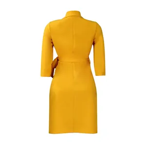 Vue arrière d'une robe jaune moutarde à manches trois-quarts avec ceinture nouée.