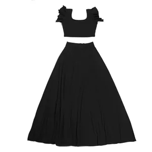 Elegant zwart tweedelig setje met ruffletop en vloeiende maxi-rok detail