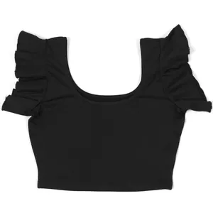 Detailopname van een zwarte crop top met elastische ruchesmouwen en een ronde hals
